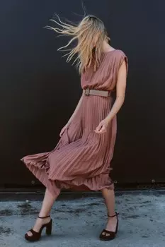 Плиссированное платье с поясом ZARA, марсала