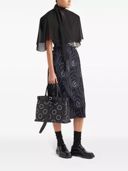 Сумка-тоут Prada с заклепками, черный