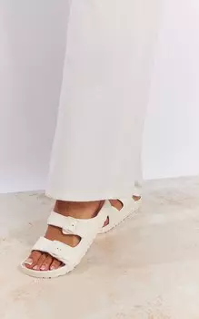 PrettyLittleThing Белые шлепанцы с широкой резиновой пряжкой и стелькой