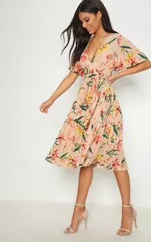 PrettyLittleThing Розовое платье-миди со складками и цветочным принтом