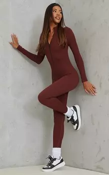 PrettyLittleThing Шоколадный структурированный комбинезон с молнией в рубчик
