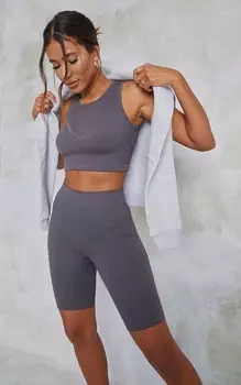 PrettyLittleThing Темно-серый укороченный топ без рукавов в рубчик со структурированной структурой