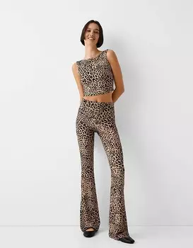 Расклешенные брюки Bershka с леопардовым принтом