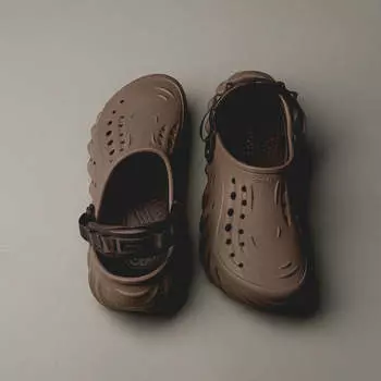 Сабо Echo Clog Crocs, цвет latte