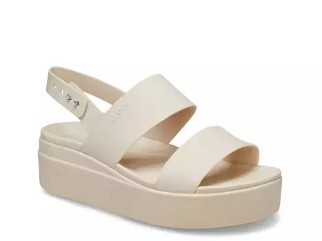 Сандалии Brooklyn Low Wedge Sandal Crocs, цвет natural