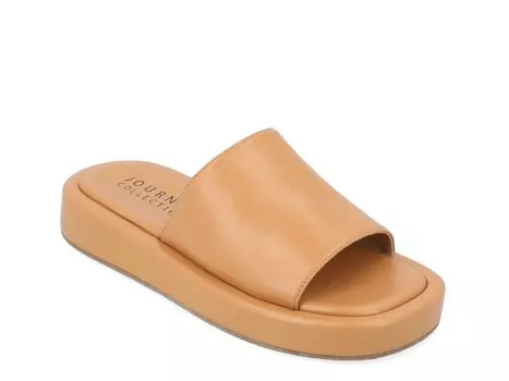 Сандалии Denrie на платформе Journee Collection, тан