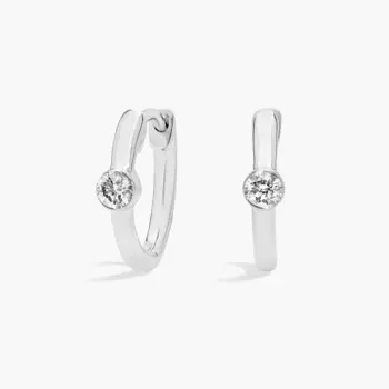 Серьги Huggie с бриллиантовой оправой из белого золота 14 карат (1/5 карата) Blue Nile