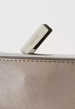 Сумка через плечо NIGHT SQUARE CROSSBODY SHINY Calvin Klein, серебристый