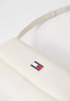 Сумка через плечо PILLOW FLAP CROSSOVER Tommy Jeans, молочный