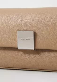 Сумка через плечо PLAQUE CROSSBODY CHAIN Calvin Klein, бежевый