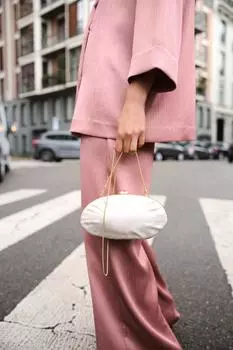 Сумка-клатч с эффектом жемчуга ZARA, белый