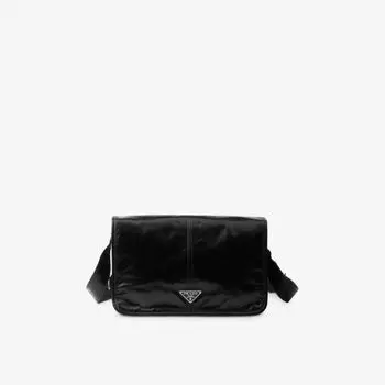 Сумка Prada с фирменной бляшкой, черный