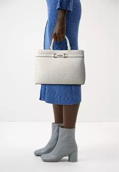 Сумочка MAJKA GIRLFRIEND SATCHEL Guess, белый
