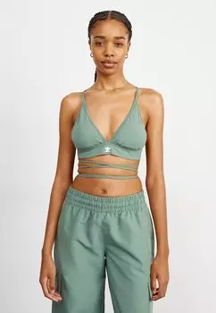 Сверху adidas Originals, след зеленого цвета