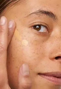 Тональная основа INSTAMOISTURE GLOW FOUNDATION KIKO Milano, цвет 5.5 gold