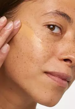 Тональная основа Studio Radiance Serum-Powed Foundation MAC, цвет nc40