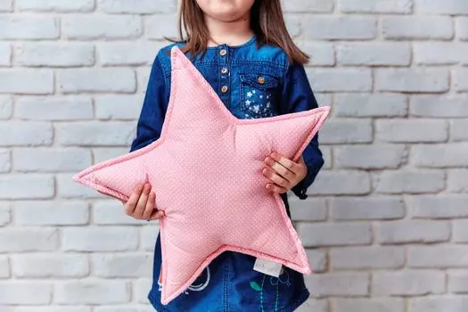 Украшение KraftKids подушка-звезда в белый горошек на кораллово-розовом фоне