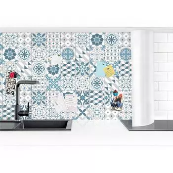 Задняя стенка кухни – микс плитки Geometric сине-серый, размер ВхШ: 60см х 350см, отделка: Премиум глянец PPS. Digital Printing, белый