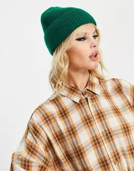 Зеленая шапка-бини в рубчик Topshop