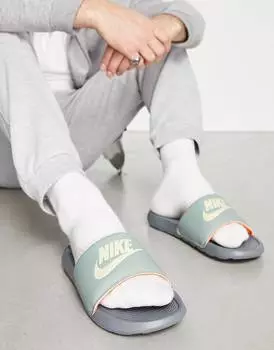 Зеленые шлепанцы Nike Victori One с оранжевым логотипом