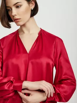 Блуза с объемными рукавами