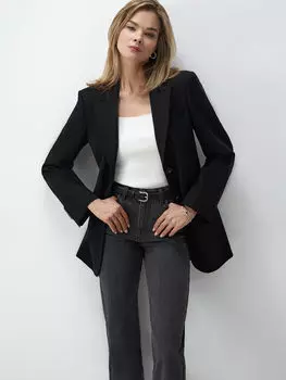 Однобортный жакет с акцентной линией плеч