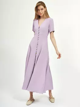 Платье из струящейся ткани со складками