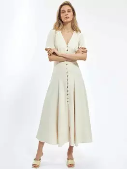 Платье из струящейся ткани со складками