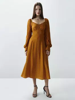 Приталенное платье с разрезом