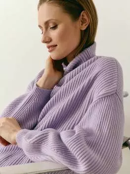 Свитер с высоким воротником