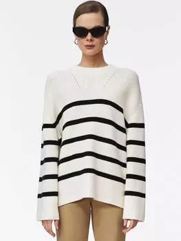 Уютный джемпер с широкими рукавами