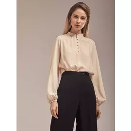 Свободная блуза с объемными рукавами