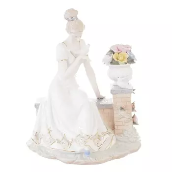 Статуэтка Девушка в белом платье Royal Classics