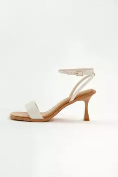 Босоножки на среднем каблуке