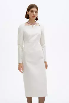 Платье-футляр с фигурным вырезом