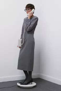 Платье миди с акцентным плечом