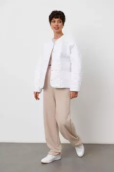 Стеганая куртка с карманами белого цвета