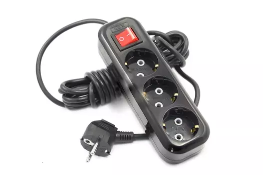 Сетевой удл-ль черный Lux У3-ЕВК-05 с выключателем 3-местный с з/к, 250В 16А, 5м