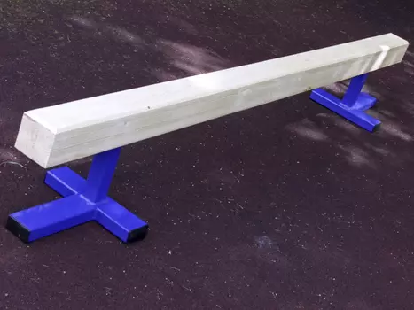 Бревно гимнастическое 3 м постоянной высоты, ноги 0,3 м. Гимнаст 09.07.30