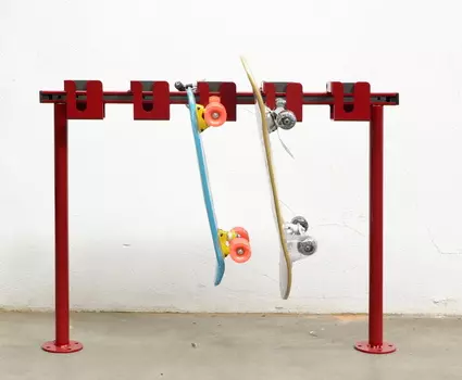 Стойка для скейтбородов Hercules запираемая 32666