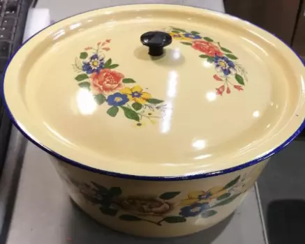 Кастрюля Velton Park VLT2103-020 3.8 л, эмалированная сталь, бежевый/принт с крышкой (PYFB24)