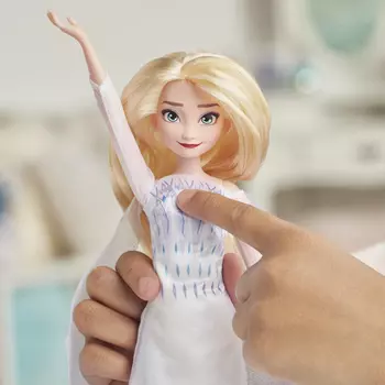 Кукла Hasbro Hasbro Disney Princess ХОЛОДНОЕ СЕРДЦЕ 2 Поющая Эльза, 30 см, На корсете куклы есть кнопка, которая активирует песню “Show Yourself”. У игрушки подвижные голова и руки, благодаря чему кукла может принимать разные позы. Внимание! Для работы игрушки необходимы 3 батарейки А76, входят в набор. (E8880)