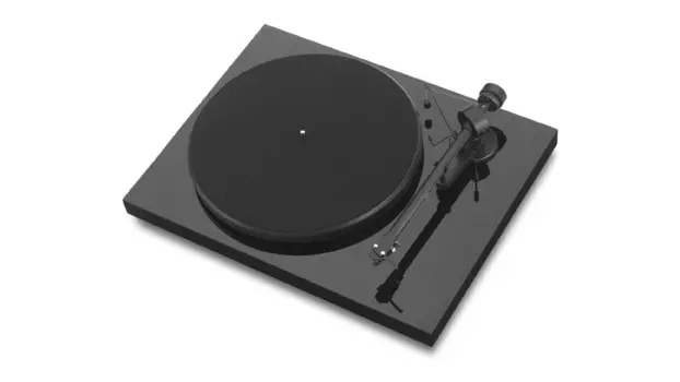 Проигрыватель винила PRO-JECT DEBUT III DC BLACK OM5e, черный