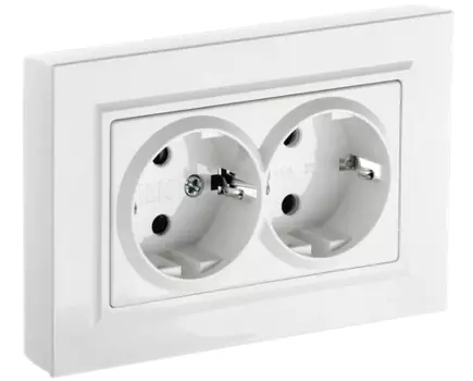 Розетка IEK BRITE РСш12-3-БрБ, скрытый монтаж, 2-х постовая, с з/к, со шторками, 16A, в сборе, белый (BR-R24-16-K01-F)