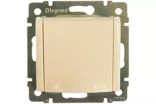 Розетка Legrand Valena, скрытый монтаж, однопостовая, с з/к, с крышкой, 16A, механизм с накладкой без рамки, IP20, слоновая кость (774322)