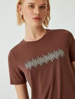 Футболка с вышивкой однотонная S(44)