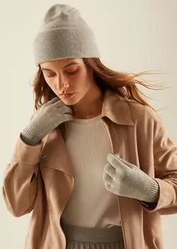 Шерстяная шапка с украшением (56-58)