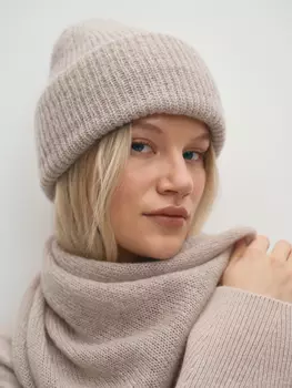 Шапка серо-бежевого оттенка (54-56)