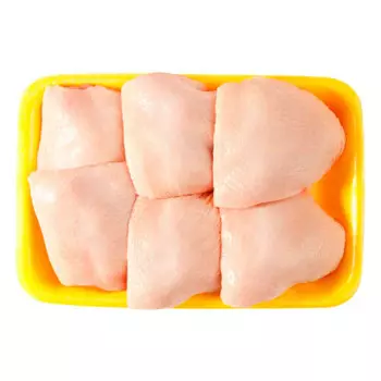Бедро цыпленка бройлера с кожей халяль охл на лотке белая птица