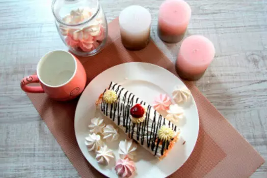 Меренговый рулет с клубникой, собственное производство